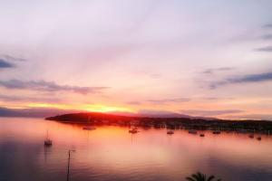 eine Gruppe Boote auf einem See bei Sonnenuntergang in der Unterkunft Fairy home Porto Heli in Porto Heli