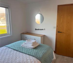 Postel nebo postele na pokoji v ubytování Breiwick Bay Panorama - 10 min walk to town centre