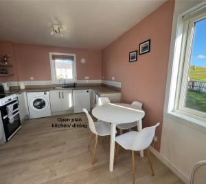 Kuchyň nebo kuchyňský kout v ubytování Breiwick Bay Panorama - 10 min walk to town centre