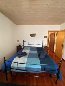 a bedroom with a large bed in a room at Piccolo Paradiso in Piuro