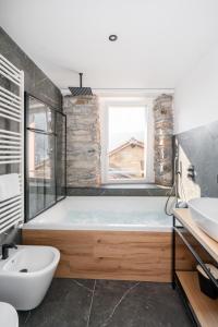 Koupelna v ubytování DN ART ROYALE - APT N vasca idromassaggio interno piano terra -APT D esclusivo terrazzo esterno con jacuzzi