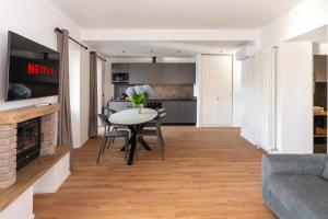 Η κουζίνα ή μικρή κουζίνα στο DN ART ROYALE - APT N vasca idromassaggio interno piano terra -APT D esclusivo terrazzo esterno con jacuzzi