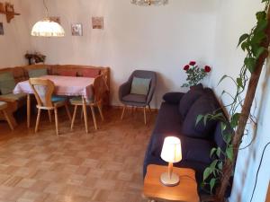 ein Wohnzimmer mit Sofa und Tisch in der Unterkunft Gästehaus Götz in St. Blasien