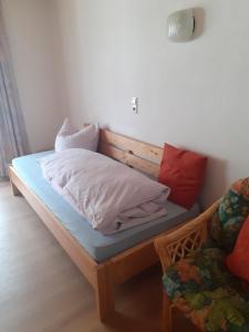 Bett in einem Zimmer neben einer Couch in der Unterkunft Gästehaus Götz in St. Blasien