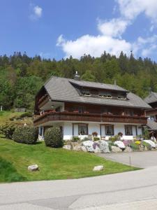 ein großes Haus mit Gartenanlagen davor in der Unterkunft Gästehaus Götz in St. Blasien