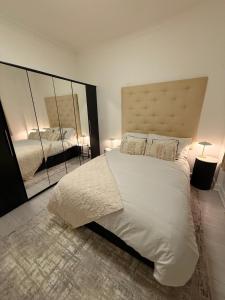 En eller flere senge i et værelse på The Stanhope - Ground Floor Apartment