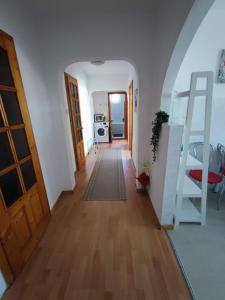 un couloir d'une maison avec une porte et une cuisine dans l'établissement Apartament Abby, à Sighişoara 2 autres photos