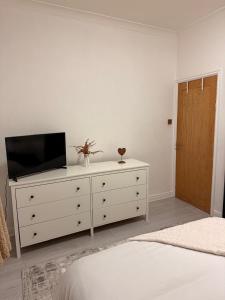 En eller flere senge i et værelse på The Stanhope - Ground Floor Apartment