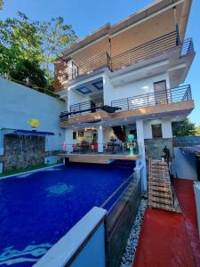 SungayTwin Sister House Tagaytay Private Pool的一栋房子前面有游泳池