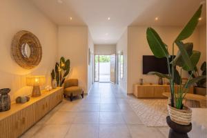 TV a/nebo společenská místnost v ubytování Ayana Resort at Mambo Beach Area