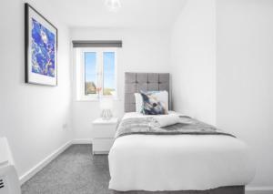 une chambre blanche avec un lit et une fenêtre dans l'établissement 2 Bed Apartment - Parking - Sleeps 3 - Netflix 50C, à Sleightholme 9 autres photos