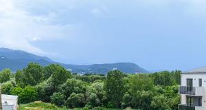 ブラショヴにあるMountain Breeze Luxury Apartment AC & Parcare Privatăの建物からの木々や山々の景色