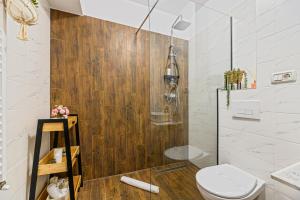 ブラショヴにあるMountain Breeze Luxury Apartment AC & Parcare Privatăのトイレとシャワー付きのバスルーム +14枚の写真