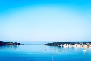ein großer Wasserkörper mit Booten darin in der Unterkunft Fairy home Porto Heli in Porto Heli