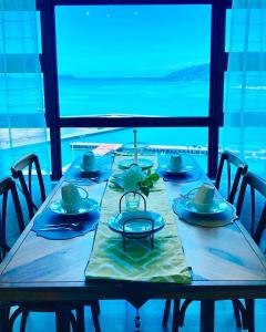 ein Tisch mit Tellern und Schüsseln darauf in der Unterkunft No1 Revisited Stay-Luxury Corner Seaview, 2bath room-Mango House3 in Kota Kinabalu