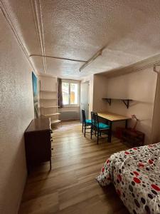 a bedroom with a bed and a desk and a table at Chambre avec salle de bain privative centre d'Aix in Aix-en-Provence