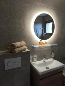ein Badezimmer mit Waschbecken und Spiegel in der Unterkunft Apartment Panorama in Eischoll + 13 Fotos