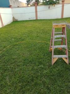 セレクンダにあるParadise Viewの庭の芝生の上に置かれたはしご