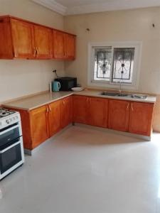 セレクンダにあるParadise Viewのキッチン(木製キャビネット、シンク、コンロ付)