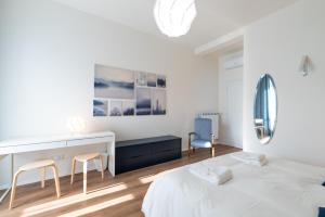 una camera con un letto e una scrivania e due sedie di SPOT4YOU Firenze, Italy - il posto giusto per te a Scandicci