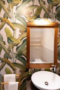 un bagno con uno specchio e un lavandino di SPOT4YOU Firenze, Italy - il posto giusto per te a Scandicci