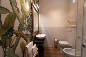 un bagno con un murale di piante sul muro di SPOT4YOU Firenze, Italy - il posto giusto per te a Scandicci