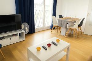 sala de estar con TV y mesa con mando a distancia en Close to Paris, Metro,RER, 6 People, PKG, en Saint-Denis 26 fotos más