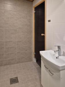un bagno con lavandino e doccia di Villa Arvoranta a Nellimö Altre 18 foto