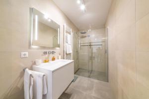 Ένα μπάνιο στο Halternative Residence Muscari +56 φωτογραφίες