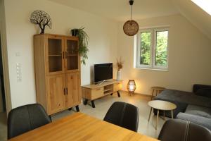 NortrupにあるFichteのソファ、テレビ、テーブルのあるリビングルーム