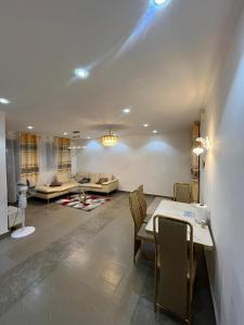 Χώρος καθιστικού στο Studio Meublé Bonamoussadi