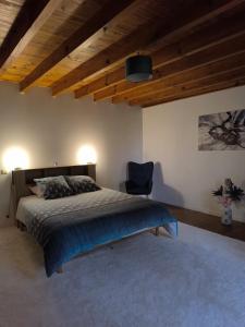 Postel nebo postele na pokoji v ubytování Maison en pierre cosy