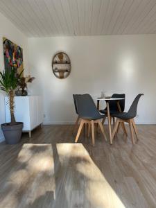 une salle à manger avec une table et deux chaises dans l'établissement Lamaisondubois31, à Pibrac