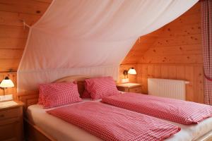 Ένα ή περισσότερα κρεβάτια σε δωμάτιο στο Romantikblockhaus Pretalhof