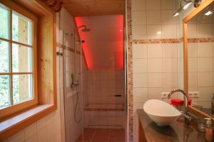 Ένα μπάνιο στο Romantikblockhaus Pretalhof