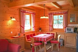 Η κουζίνα ή μικρή κουζίνα στο Romantikblockhaus Pretalhof