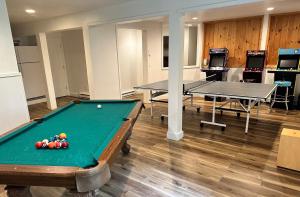 un tavolo da biliardo in una stanza con due tavoli da ping pong di Secluded Retreat near Ski Resorts, Hot Tub, BBQ a Blakeslee Altre 67 foto