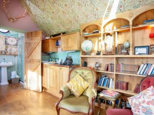 Kuchyň nebo kuchyňský kout v ubytování The Observatory-Uk41754