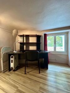an office with a desk and a chair in a room at Chambre avec salle de bain privative centre d'Aix in Aix-en-Provence