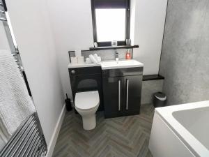 Et badeværelse på Silverbirch Cottage - 3 Bedrooms - Sleeps 6 + 52 billeder