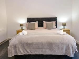 En eller flere senge i et værelse på Silverbirch Cottage - 3 Bedrooms - Sleeps 6