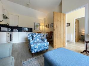 FarrにあるFarr Outのリビングルーム(椅子付)、キッチン