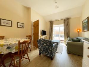 FarrにあるFarr Outのテーブルとソファのあるリビングルーム