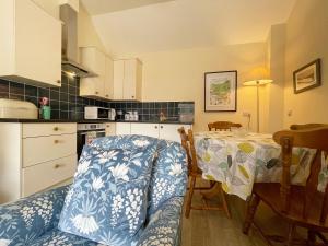 FarrにあるFarr Outのテーブルとダイニングルームのあるキッチン