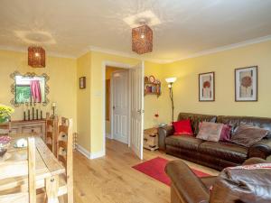 バックファストリーにあるTed 'N' Betty'sのソファとテーブルのあるリビングルーム