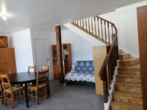 een eetkamer met een tafel en een trap bij A 100 m de la grande plage à Saint-Lunaire in Saint-Lunaire
