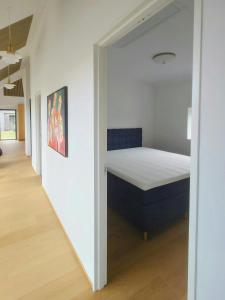een kleine slaapkamer met een bed in een muur bij Modern Villa By Ballen Marina On Samsø in Ballen