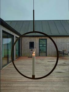 een kaars in een cirkel naast een gebouw bij Modern Villa By Ballen Marina On Samsø in Ballen