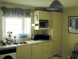 Η κουζίνα ή μικρή κουζίνα στο 3 The Coastguards +5 φωτογραφίες