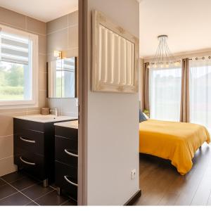 MarinにあるVilla d'architecteのベッドルーム(黄色のベッド1台、シンク付)